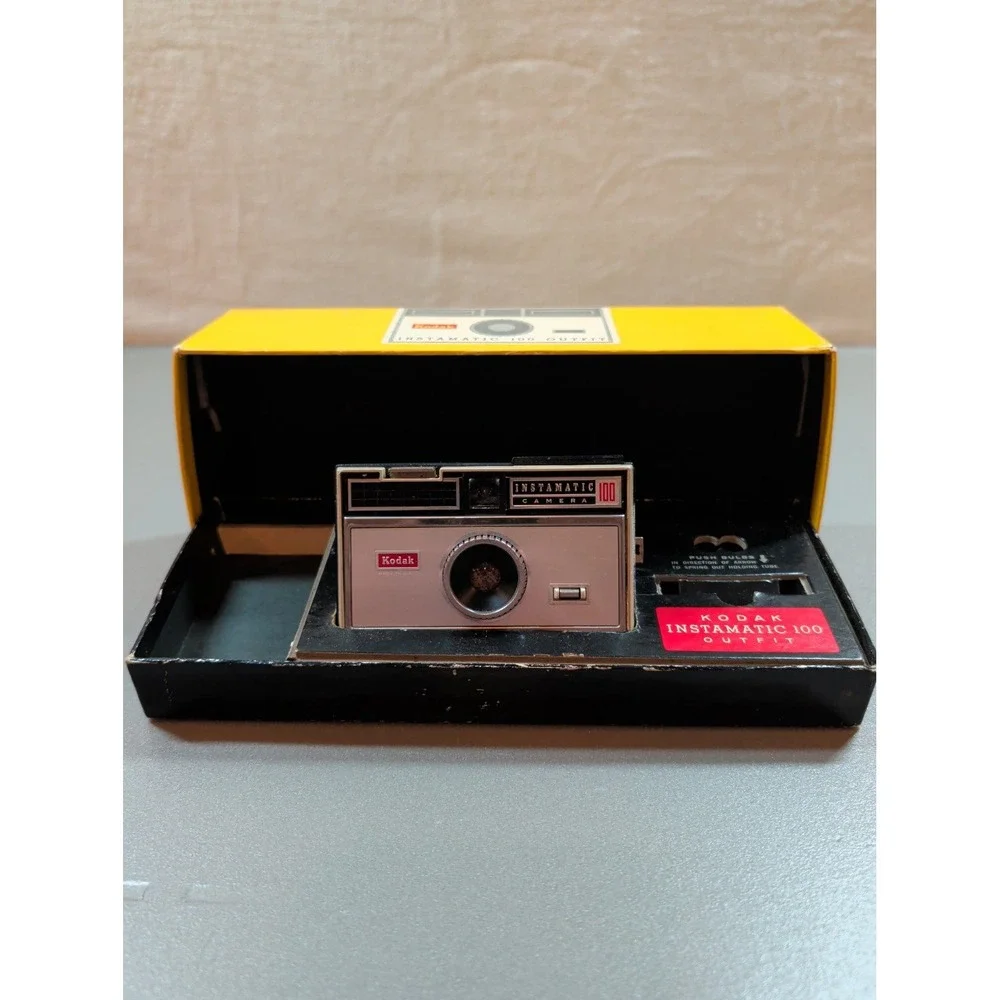 Vintage Kodak Instamatic 100 Camera Outfit w/ Original Box Untested As-Is
